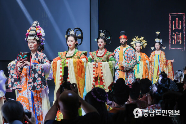 Hanfu Night: The fashion show of reconstructed historical garments