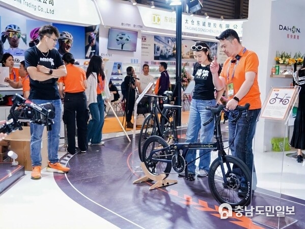 Staff explains patented innovations on Télodon C8 AXS to media