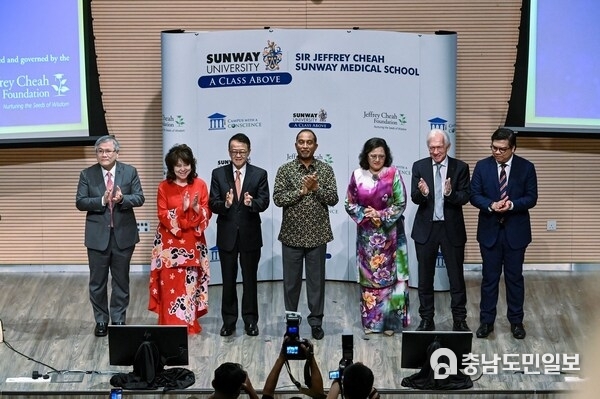 Photo 1: [From left] Dato' Lau Beng Long, President of Sunway Healthcare Group, Professor Dato’ Elizabeth Lee, CEO of Sunway Education Group, Tan Sri Sir Dr. Jeffrey Cheah, Founder and Chairman of Sunway Group, YB Dato’ Seri Diraja Dr. Zambry Abd Kadir, Minister of Higher Education of Malaysia, YBhg. Datuk Profesor Dr. Azlinda Azman, Director General of Higher Education, Professor Sibrandes Poppema, President of Sunway University, and Professor Raja Affendi Raja Ali, Dean of Sir Jeffrey Cheah Sunway Medical School