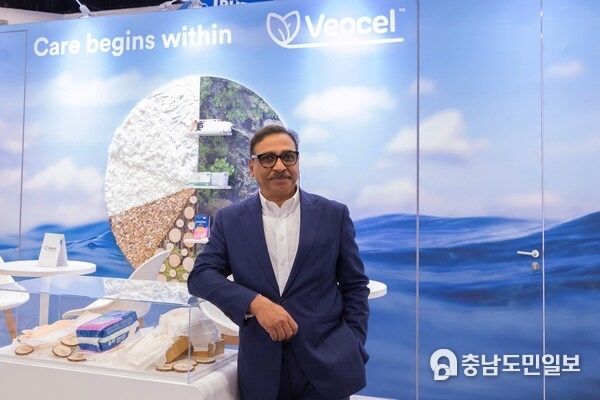 마이애미에서 열린 IDEA25의 VEOCEL™ 부스에 있는 Lenzing Group의 CEO 로힛 아가르왈(Rohit Aggarwal)