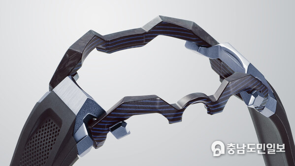 Distinctive frame design combining different materials, created through human-AI collaboration