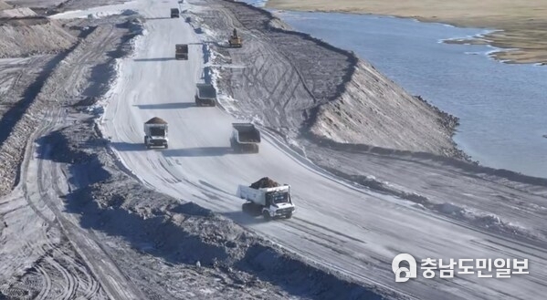 World’s First! 100 Autonomous, All-Electric Mining Trucks, Delivered by XCMG, Officially Begin Operations at Huaneng Yimin Mine.