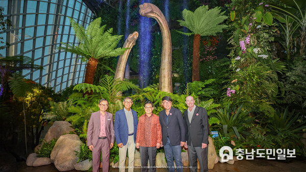 Left to Right:  Mr. Felix Loh (CEO, Gardens by the Bay), Mr. Niam Chiang Meng (Chairman, Gardens by the Bay), Mr. Heng Swee Keat, Mr. Ron Tan (Group CEO, NEON) and Mr. Campbell Swann (Vice President, International Operations, Universal Destinations & Experiences)