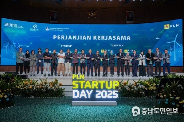 PLN Startup Day 2025 – PLN, government representatives, and greentech startups unite in Jakarta to sign strategic collaborations supporting Indonesia’s energy transition.