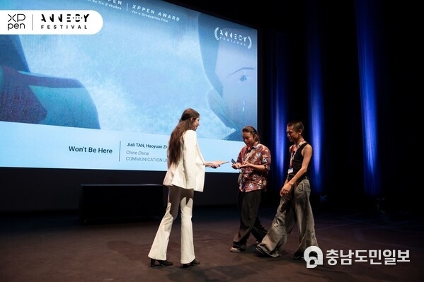 Haoyuan ZHU, Jiali TAN and XPPen representative at the Annecy International Animation Film Festival in France ©ANNECY FESTIVAL / L. Gouttenoire