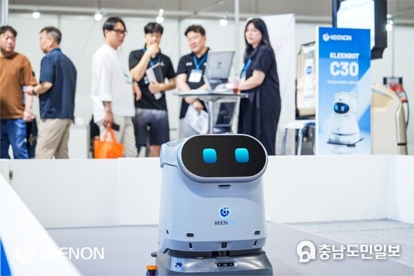 현장에서 시연 중인 KLEENBOT C40