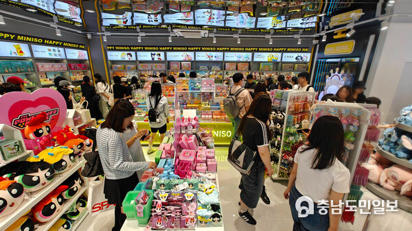 Popular IP collaborations and blind boxes attract consumers at MINISO