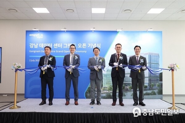 From left to right: Song Jo Hoon, On-site Manager, Daewoo; Mark Fong, CEO, Empyrion Digital; Youngjun Jung, Vice Mayor, Seocho-gu Office; H.E. Eric Teo, Ambassador of the Republic of Singapore to the Republic of Korea; Douglas Kang, Partner, Seraya Partners