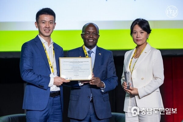 Dr. Cosmas Zavazava, Director of the Telecommunication Development Bureau of ITU, presented the award to the representatives from ZTE