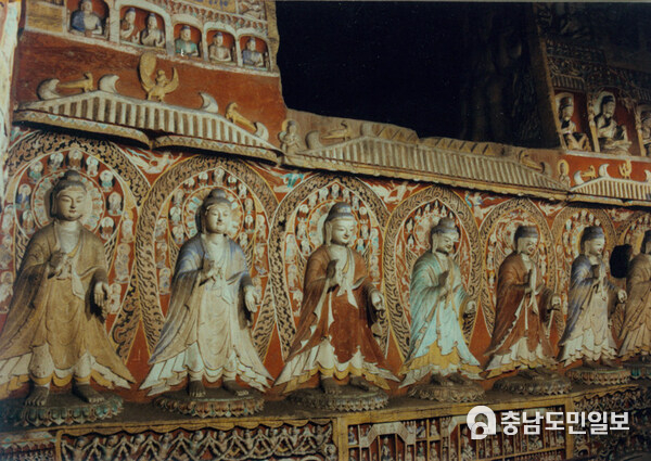 This photo shows the Yungang Grottoes in Datong City in north China's Shanxi Province.
