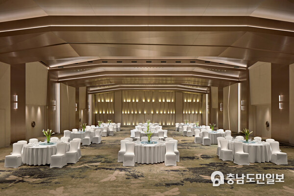 Lotus Ballroom provides a sophisticated setting for up to 500 guests, enhanced by advanced AV systems and a customizable 16-million-color LED lighting