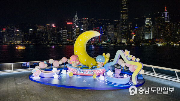 The Ocean Terminal Observatory Deck transforms into Kiki & Lala’s hometown in “Kiki & Lala’s Journey in the Star of Compassion,” featuring a giant moon and starlight boat that recreate a dreamy celestial scene.