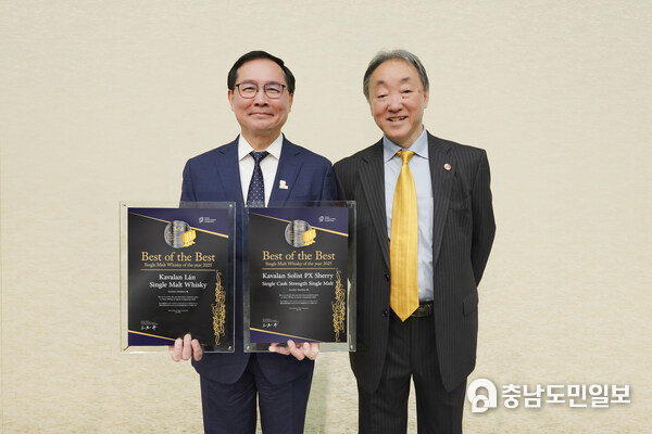 킹카 그룹 YT 리(YT Lee) 회장은 TWSC 조직위원회 츠치야 마모루 위원장으로부터 '2025 베스트 오브 더 베스트 싱글 몰트 위스키' 상장을 직접 수여받았다.