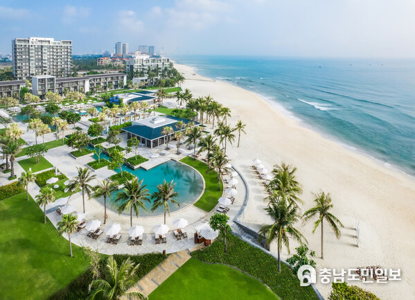 Experience Vietnam's premier multi-generational destination where 49 acres of tropical gardens meet over 700 meters of pristine beachfront at award-winning Hyatt Regency Danang.