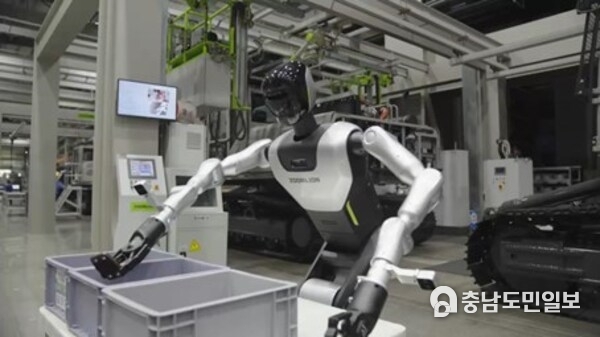 Zoomlion's self-developed humanoid robot operating on the assembly line