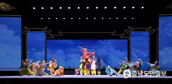 The opening performance featured the Beijing Opera excerpt “The Eighteen Arhats Subdue the Raptor Demon” (Provided by Kunshan Converged Media Center)