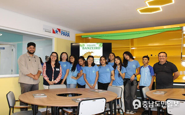 Students and teachers from Breves Public School, Pará State, Brazil/ Photo credit: Huawei