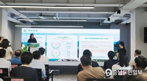 Photo shows the on-site release of the interim results of the Xinhua-Hechi Sericulture Industry Development Index.