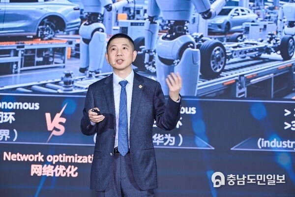 Leon Wang, President of Huawei's Data Communication Product Line, delivering a keynote speech