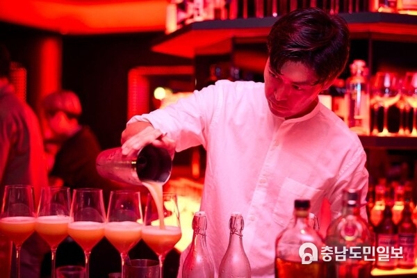 seven x seven Ishigaki Bar “Red.”
