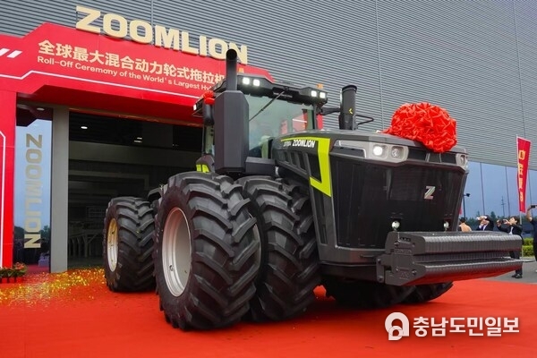 ZOOMLION Unveils the World’s Most Powerful Hybrid Wheeled Tractor DX7004