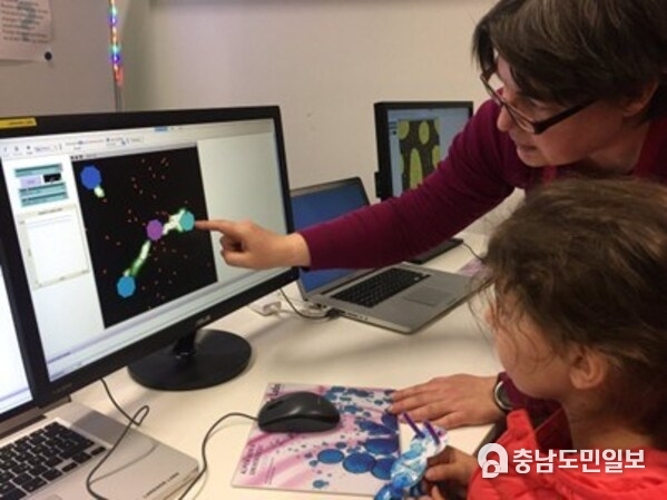 개미가 집단으로 식량을 모으는 방법을 보여주는 넷로고 개미 모델을 조사하는 학생