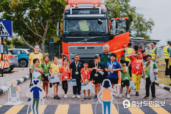 The ‘Stop, Look, Wave’ activity at Brunei