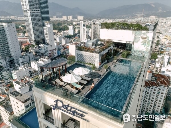 산과 해안 도시가 어우러진 전망을 감상하며 루프탑 풀에서 여유로운 휴식을 즐기세요. 사진: Svetline.