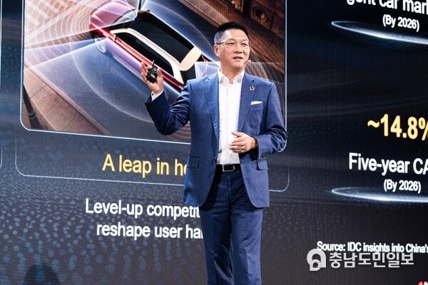 James Chen, President of Huawei Carrier Business, delivering a keynote speech