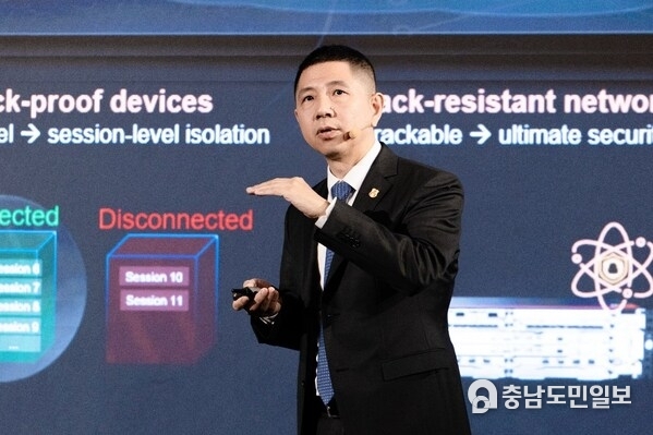 Leon Wang, President of Huawei's Data Communication Product Line, delivering a speech