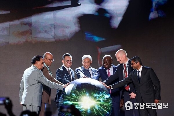 Centre: The Honourable Dato’ Seri Dr. Ahmad Zahid bin Hamidi, Deputy Prime Minister of Malaysia and Minister of Rural and Regional Development, launched the Global Skills Forum (GSF) 2025.