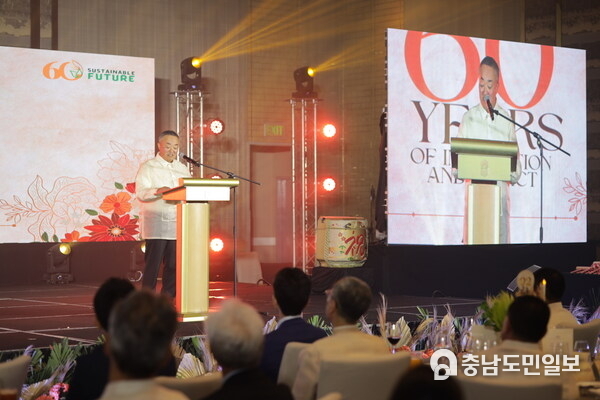 하마 사장이 지난 60년간 후지필름BI가 이룬 주요 성과를 소개하고 있다.