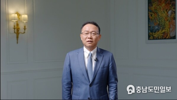 David Wang, Huawei's Executive Director of the Board, delivers a speech at Huawei Connect Europe