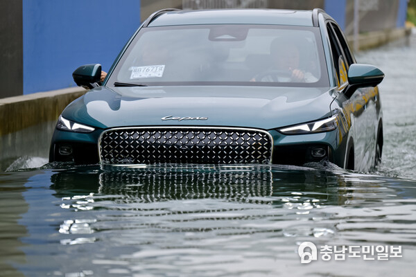 LEPAS L8 is engineered with a wading depth over 600 mm for secure passage through water-logged roads