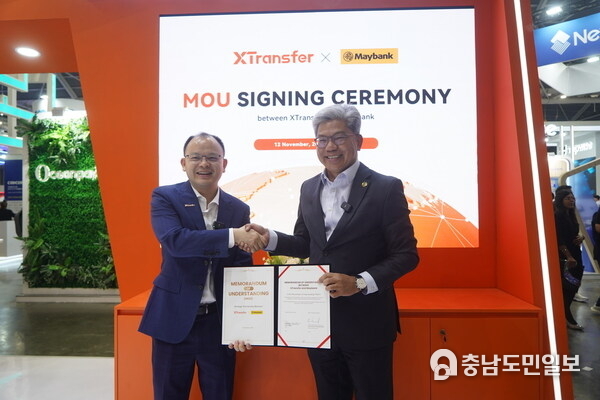 Bill Deng, Founder and CEO of XTransfer (Left) and Dato’ Sri Khairussaleh Ramli, President and Group CEO of Maybank (Right) signed MOU during Singapore Fintech Festival 2025.