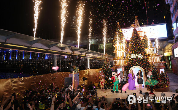 미키 마우스와 미니 마우스가 ‘Magical Christmas @ 하버시티’ 점등식에 참석해, 9미터 높이의 마법 크리스마스 트리를 둘러싸고 수백 명이 모여 축제의 분위기를 즐겼습니다.