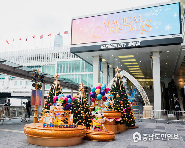 홍콩 디즈니랜드 최대 규모의 퍼레이드에서 영감을 받은 “프렌드타스틱!” 퍼레이드 테마 설치물에서 축제의 에너지를 느껴보세요. 미키와 친구들의 피규어는 화려한 퍼레이드 의상을 입고 있습니다.