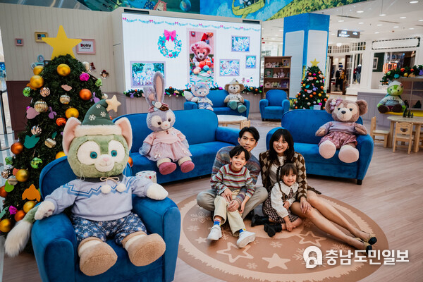 “더피와 친구들의 크리스마스 하우스” 테마 존은 겨울 의상을 입은 봉제 캐릭터들과 함께 따뜻한 휴일 분위기를 제공합니다.