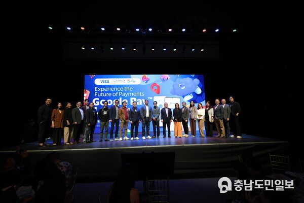 Ren-Ren Reyes, President and CEO of GCash mobile wallet operator G-Xchange, Inc., joins other industry players led by the FintechAlliance.Ph and Visa, along with officials from the Bangko Sentral ng Pilipinas (BSP) and Department of Information and Communications Technology (DICT), at the launch of Google Pay in the Philippines