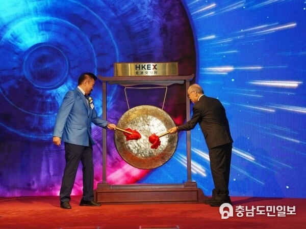 Dr. David Hon, founder and CEO of DAHON, rings the Listing Gong
