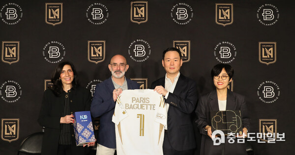 미국 캘리포니아주 로스앤젤레스FC(LAFC) 홈구장 BMO 스타디움에서 파리바게뜨가 LAFC와 공식 파트너십을 체결하고 기념 사진을 촬영하고 있다. 사진은 오른쪽부터 파리바게뜨 마케팅본부장 김연정 상무, 파리바게뜨 허진수 부회장, LAFC 래리 프리드먼 공동회장, 파리바게뜨 미주사업부 캐시 샤브네(Cathy Chavenet) CMO