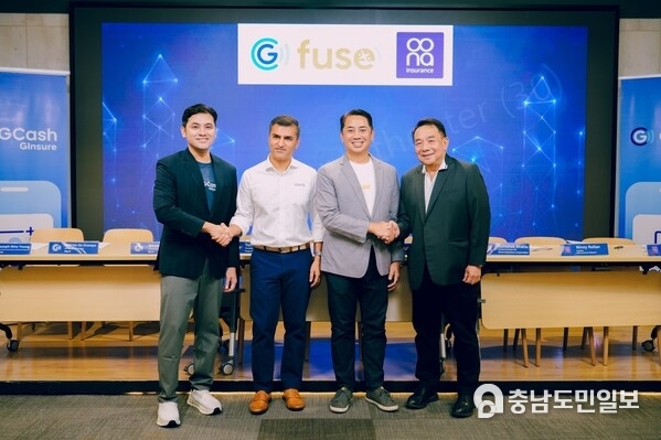 GLoan now comes with free health and loan insurance underwritten by Oona Insurance Corporation.  (L-R) Winsley Bangit, Group Head of New Businesses, Mynt; Abhisek Bhatia,  Founder and CEO, Oona Insurance Corporation; Tony Isidro, President and CEO, Fuse Financing Inc.; and Ninoy Rollan, President, Oona Insurance Philippines.