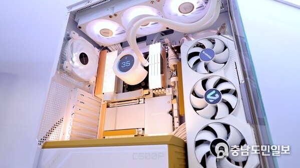 기가바이트, CES 2026에서 X870E AERO X3D WOOD 공개 – 고성능 메인보드에 자연의 우아함 더해