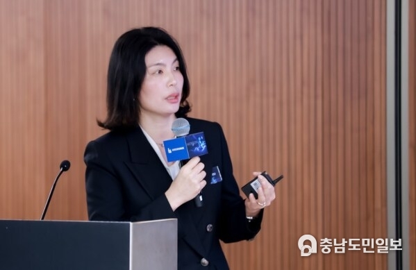 유혜미 한양대 교수가 홍콩에서 열린 ‘2026 글로벌 출산율 위기 포럼’에서 발표를 진행하고 있다.