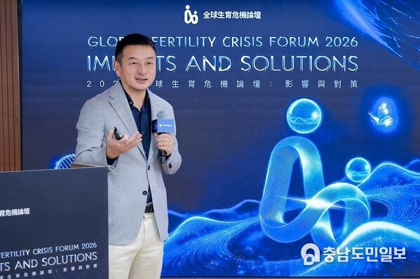 인구경제학자 제임스 량(James Liang) 박사가 홍콩에서 열린 ‘2026 글로벌 출산율 위기 포럼’에서 발표를 진행하고 있다.