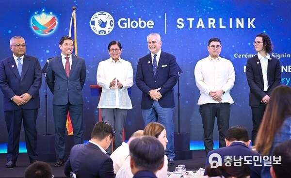 Philippine President Ferdinand R. Marcos Jr. graces the signing of the partnership between Globe and Starlink’s Direct-to-Cell satellite service, the first in Southeast Asia, aimed at expanding digital inclusion and reliable connectivity nationwide. Joining him (left to right): Globe President and CEO Carl Cruz, DICT Secretary Henry Aguda, Globe Chairman Jaime Augusto Zobel de Ayala, Taguig District Representative Hon. Jorge Daniel Bocobo, and Starlink Senior Partnerships Manager Damien Innes.