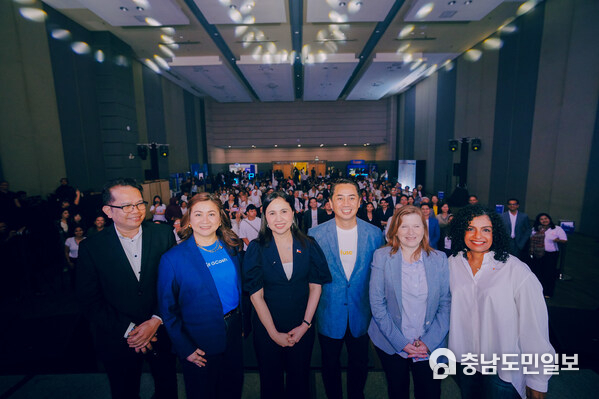 [L-R] Acting Regional Director Jay Acar, Department of Trade and Industry; Martha Sazon, President and CEO of Mynt, the parent company of GCash; Secretary Cristina Roque, Department of Trade and Industry; Tony Isidro, President and CEO of Fuse Financing Inc.; Christine Engstrom Director General for Sectors Department 3 in Finance of the Asian Development Bank; and Subhashini Chandran, SVP, Mastercard Center for Inclusive Growth.  The private and public sectors are working together to promote financial inclusion for micro, small, and medium enterprises (MSMEs) and women entrepreneurs. On February 6, the Asian Development Bank and Fuse Financing Inc., the lending arm of GCash, launched a landmark loan partnership for MSMEs together with Mastercard and DTI and conducted a financial literacy workshop to support their growth.