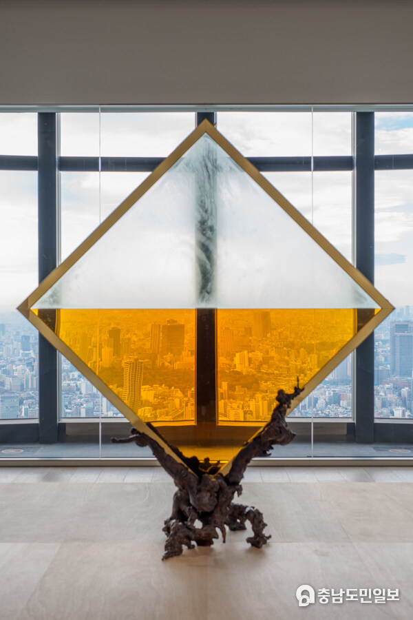 Wada Reijiro "MITTAG" 2025 Glass, brass, bronze, and brandy 238 x 212 x 79 cm Production Support / Courtesy: SCAI THE BATHHOUSE, Tokyo Installation view: "Roppongi Crossing 2025: What Passes Is Time. We Are Eternal.", Mori Art Museum, Tokyo, 2025-2026 Photo: Takehisa Naoki Photo courtesy: Mori Art Museum, Tokyo