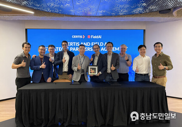 Certis President and Group CEO Ng Tian Beng (fifth from left) and FieldAI Founder and CEO Ali Agha (fifth from right) at the signing ceremony formalising the strategic partnership between Certis and FieldAI, aimed at advancing scalable autonomous robotics in live security environments.