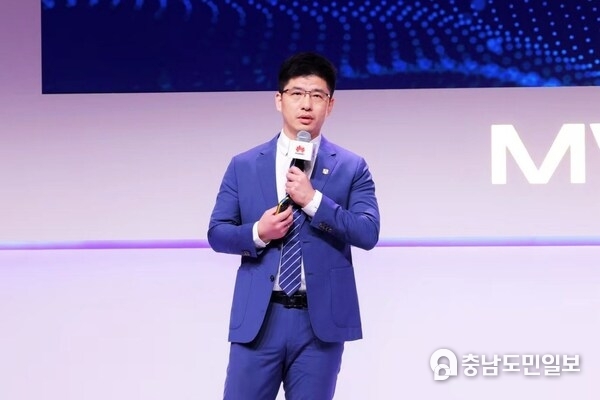 Arthur Wang delivering a keynote speech